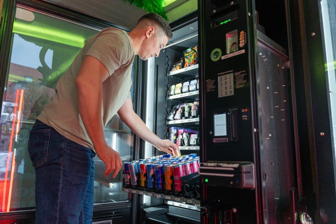 SpätiMat Mitarbeiter befüllt einen Snackautomaten
